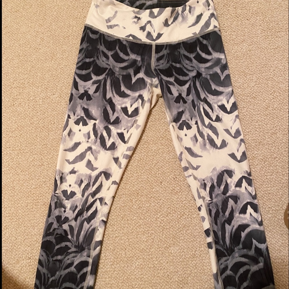 Lululemon Cropped Pattern Legging - image 1